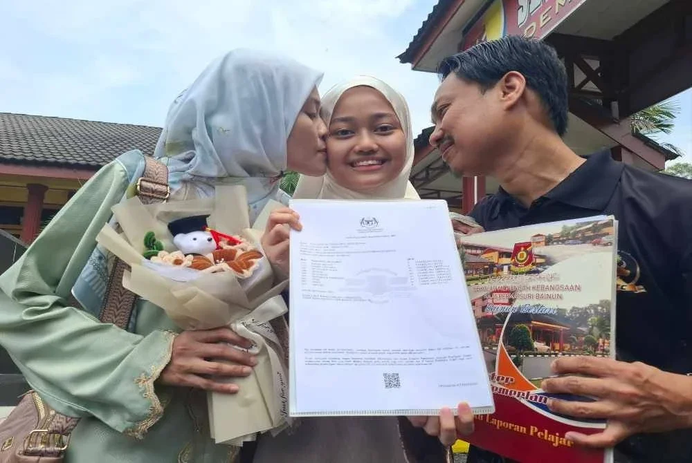 Wan Aleya hadir bersama ibu bapanya ketika mengambil slip keputusan di SMK Raja Permaisuri Bainun, Ipoh.