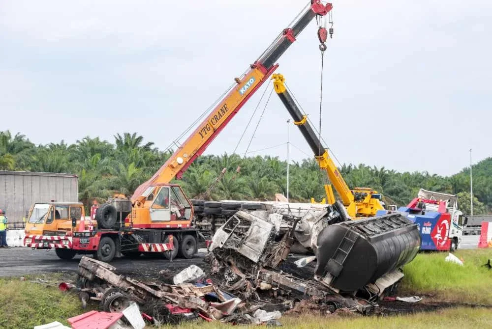 Aliran trafik di Lebuhraya Utara-Selatan arah utara dari Kulai ke Sedenak dilaporkan sesak sejauh kira-kira lapan kilometer susulan kemalangan tersebut. Foto Bernama