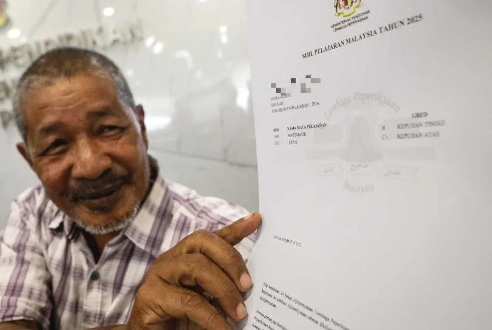Hamidan menunjukkan slip keputusan SPM di Pejabat Pendidikan Perlis pada Selasa. Foto Bernama