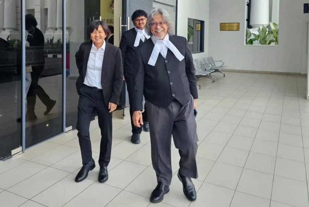 Joan (kiri) dan Ram (kanan) ketika ditemui pemberita di pekarangan Kompleks Mahkamah Kota Kinabalu pada Selasa.