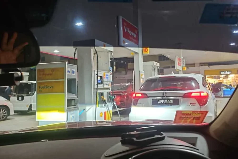 Keadaan di salah sebuah stesen minyak menyaksikan pertambahan kenderaan yang ingin mengisi minyak.