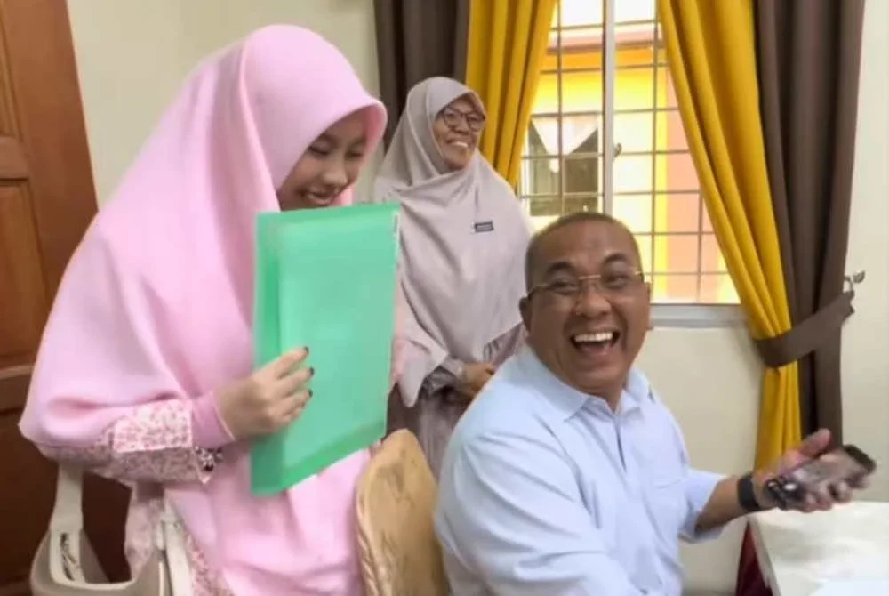 Muhammad Sanusi sempat berseloroh bersama Nur Hana dan guru-gurunya semasa mengambil keputusan SPM di Maktab Mahmud Padang Terap pada Selasa.