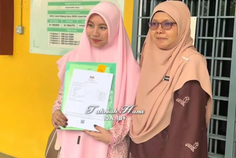 Nur Hana (kiri) memperolehi keputusan cemerlang dalam SPM 2025.