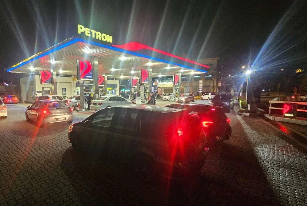 Orang ramai mula beratur memaksimumkan penggunaan kuota sebelum penyelarasan baharu 200 liter bermula pada Rabu.