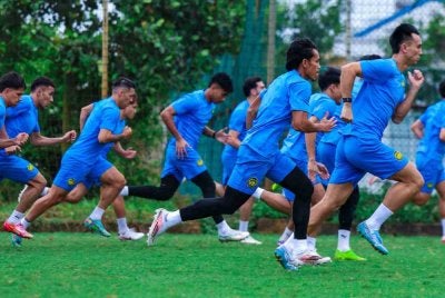 Pemain Harimau Malaya menjalani latihan terakhir menjelang aksi menentang Vietnam di Stadium Thien Truong malam ini. FOTO: Malaysia NT