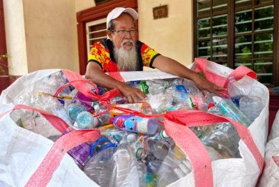 Jaafar menunjukkan timbunan botol dikumpulnya dalam tempoh seminggu.