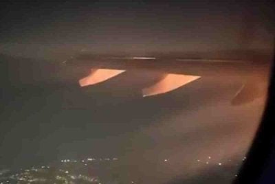 Rakaman penumpang memaparkan turbin kiri pesawat menyala terang berwarna jingga selepas terbakar.
Sumber gambar The Sun US