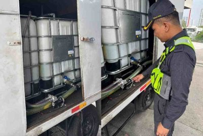 KPDN Johor menumpaskan cubaan penyelewengan diesel selepas menahan sebuah lori yang diubah suai dengan tangki tambahan mengandungi kira-kira 800 liter bahan api di Lebuhraya Pasir Gudang. Foto KPDN Johor