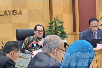 Ketua Pengarah Pendidikan, Datuk Dr Mohd Azam Ahmad mengumumkan keputusan SPM 2025, di sini pada Selasa.