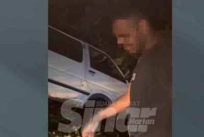 Seorang lelaki memandu van dalam keadaan mabuk sehingga terbabas di bahu jalan. 