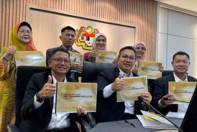Zulkafli (duduk, tengah) menunjukkan analisis keputusan SPM 2025 Perak sempena sidang akhbar di Jabatan Pendidikan Perak pada Selasa.