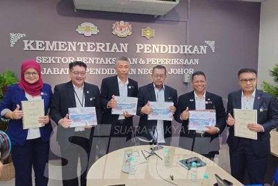 Ali@Zainalabidin (tiga dari kiri) ketika sidang akhbar di Jabatan Pendidikan Negeri Johor pada Selasa.
