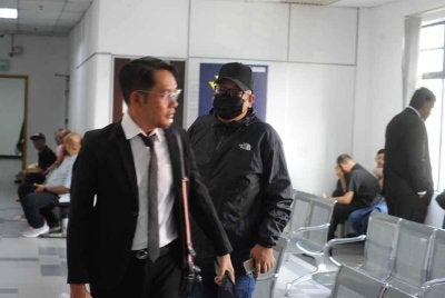 Muhammad Nazri (kanan) tiba di Mahkamah Sesyen Johor Bahru pada Selasa. 