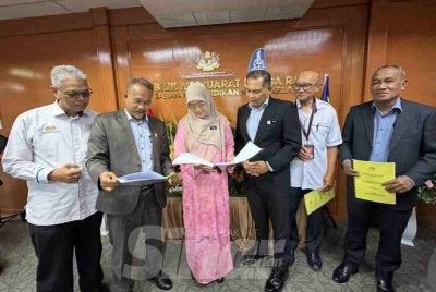 Siti Norina (tiga dari kiri) menyemak keputusan SPM Kelantan 2025 pada Selasa.