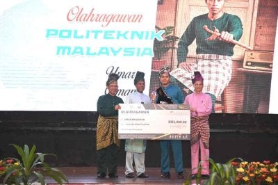 Zambry (dua dari kiri) menyampaikan anugerah kepada pemenang sempena PolySEA 2025 yang diadakan di Kuala Nerus pada Isnin malam.