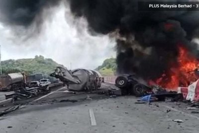 Kemalangan melibatkan sebuah treler dan lori tangki dilaporkan berlaku di KM40.6 arah utara, antara laluan Kulai ke Sedenak pada Selasa dam menyebabkan semua lorong terhalang.