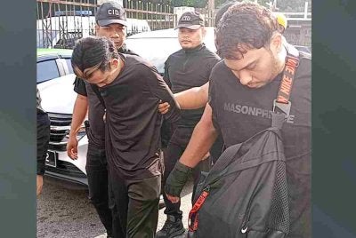 Muhammad Arif (kiri) dan Shahid Nazareen (kanan)
dihadapkan ke Mahkamah Majistret Johor Bahru pada Selasa.