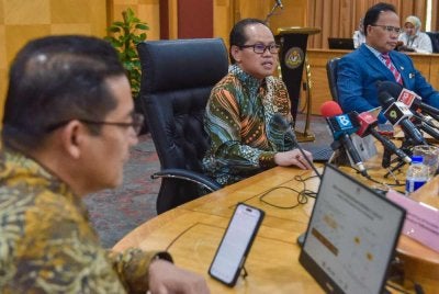 Mohd Azam (tengah) ketika sidang akhbar pengumuman keputusan peperiksaan SPM 2025 pada Selasa. Foto: Bernama