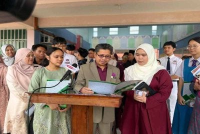 Raisin ketika mengumumkan keputusan SPM 2025 bagi negeri Sabah di SMKA Mohamad Ali, Ranau.