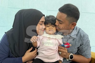 Medina yang kini semakin sihat, ceria di samping ibu bapanya.