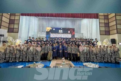 Abd Razak bergambar dengan pelajar cemerlang selepas majlis pengumuman keputusan SPM Tahun 2025 di Dewan Mahkota MTNP di Kuantan pada Selasa.