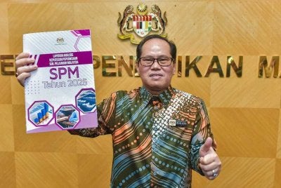 Ketua Pengarah Pendidikan, Datuk Dr Mohd Azam Ahmad menunjukkan laporan analisis keputusan peperiksaan Sijil Pelajaran Malaysia (SPM) 2025 pada sidang media pengumuman keputusan SPM 2025 hari ini. Foto Bernama 