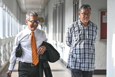 Azlan (kanan) hadir pada perbicaraan kesnya berhubung 10 pertuduhan berkaitan tuntutan palsu dan penerimaan wang hasil aktiviti haram di Mahkamah Sesyen Kuala Lumpur pada Selasa. Foto Bernama