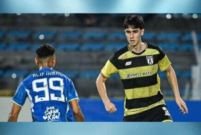 Woods (kanan) dimasukkan ketika perlawanan menentang Penang FC pada 15 Mac lalu.