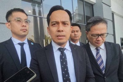 Shahlan bersama pasukan peguamnya ketika ditemui pemberita di pekarangan Kompleks Mahkamah Kota Kinabalu