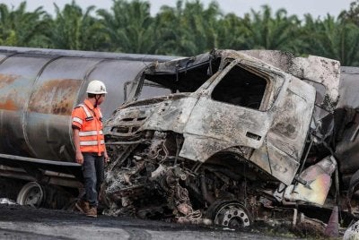 Keadaan kemalangan yang melibatkan sebuah treler dan lori tangki di Kilometer 40.6, Lebuhraya Utara-Selatan arah utara antara laluan Kulai ke Sedenak pada Selasa. Foto Bernama