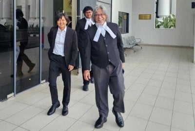 Joan (kiri) dan Ram (kanan) ketika ditemui pemberita di pekarangan Kompleks Mahkamah Kota Kinabalu pada Selasa.