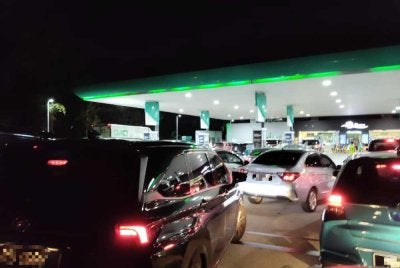 Beberapa stesen minyak di Lembah Klang mengalami peningkatan jumlah kenderaan kerana orang ramai ingin menghabiskan kuota subsidi RON95. 