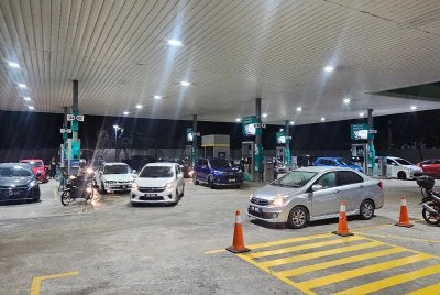 Pekerja stesen minyak mengakui menerima ramai pelanggan yang mahu menghabiskan kuota BUDI95 300 liter yang berakhir pada Selasa sebelum penyelarasan baharu 200 liter bermula Rabu.