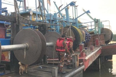 Anggota bomba membuat pemantauan di lokasi kejadian. Foto Bomba Hutan Melintang