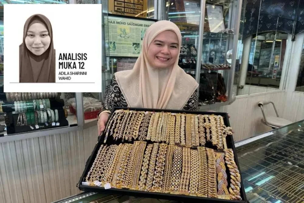 Peniaga menunjukkan emas yang laris dijual.