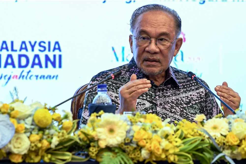 Anwar bercakap pada sesi Forum Ilmuwan Malaysia Madani di Sasana Kijang Kuala Lumpur pada Selasa. Foto Bernama