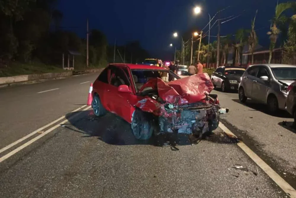 Keadaan kereta Proton Satria yang merempuh Perodua Viva sehingga menyebabkan dua kanak-kanak cedera.