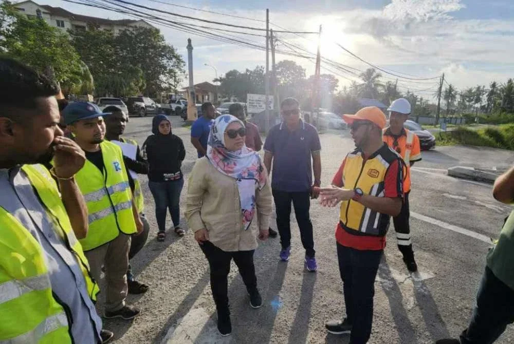 Nurul Syazwani (tengah) sedang ketika melawat kawasan kemalangan.