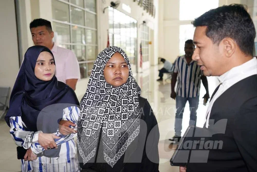 Nor Nadia (kanan) tiba di Mahkamah Majistret Klang pada jam 9.53 pagi Rabu, diiringi peguamnya, Mohd Faizi. Foto ROSLI TALIB.