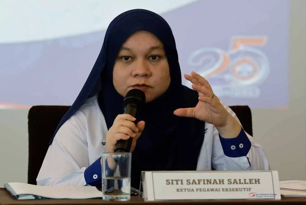 Ketua Pegawai Eksekutif Suruhanjaya Tenaga Siti Safinah Salleh pada sesi taklimat media mengenai Semakan Kawal Selia Tahunan Suruhanjaya Tenaga (STARR) hari ini.- Foto Bernama.