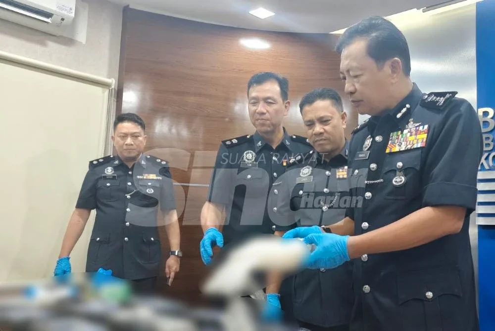 Yahaya menunjukkan salah satu bungkusan dadah pada sidang akhbar kejayaan JSJN Ibu Pejabat Polis Kontinjen Pahang membabitkan rampasan dadah di Pekan di bilik media sini pada Rabu. - Foto Sinar Harian.