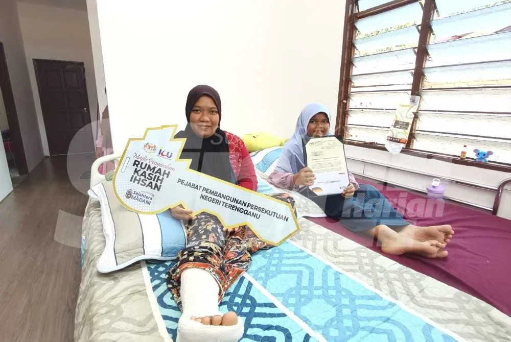 Zubaidah menerima kunci Rumah Kasih Ihsan kategori Bina Baharu Rumah di Kampung Batu 29, Permaisuri, Setiu pada Rabu.