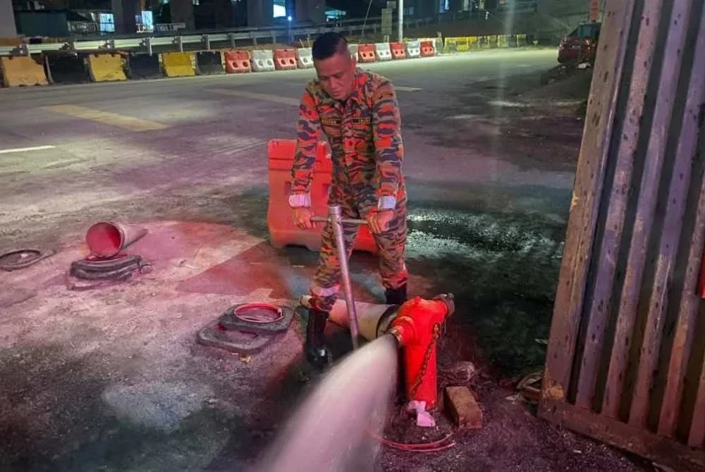 Anggota JBPM memeriksa pili bomba. Foto hiasan