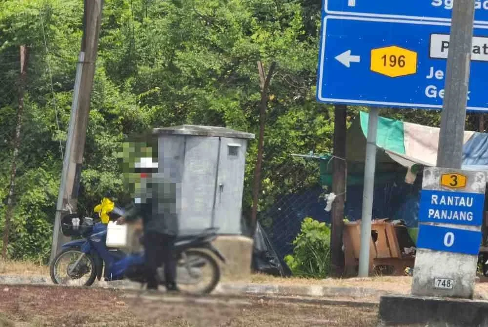 Rakyat Thailand menggunakan tong putih untuk membeli RON95 di stesen minyak di sempadan negara ini di Rantau Panjang menggantikan kenderaan selepas Kerajaan Malaysia menguatkuasakan larangan penjualan dan pembelian bahan bakar terbabit kepada kenderaan berpendaftaran asing pada Rabu.