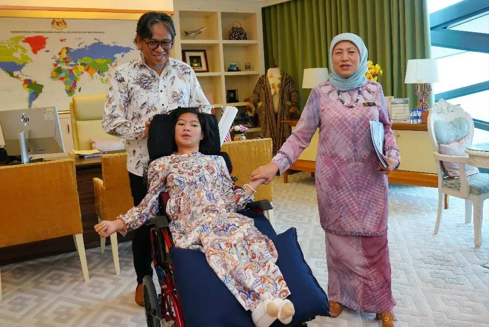 Nancy (kanan) bersama Nur Wadihan dan bapanya, Wira Sudepja