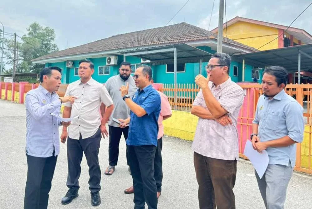 Mohd Azlan (kiri) ketika meninjau keadaan semasa lokasi kejadian termasuk aliran trafik, tahap keselamatan serta faktor yang berpotensi menyumbang kepada kemalangan pada Rabu.