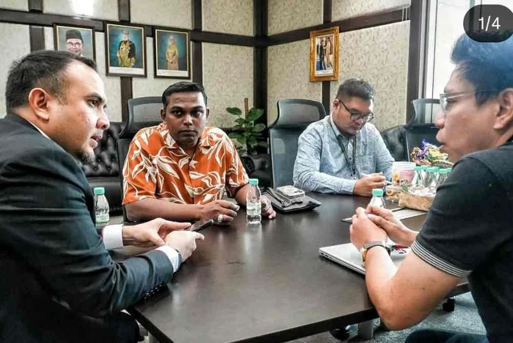 Ahmad Farhan (kiri) mengadakan perbincangan bagi menyelesaikan isu pelajar di dua sekolah di Sungai Baging, Kuantan.