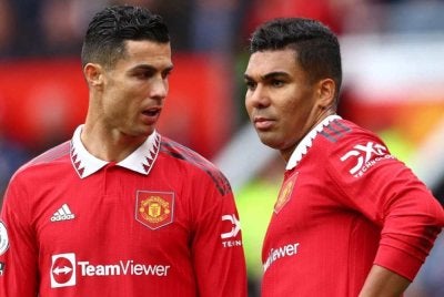 Ronaldo (kiri) dilaporkan mahu memujuk Casemiro menyertai Al-Nassr.