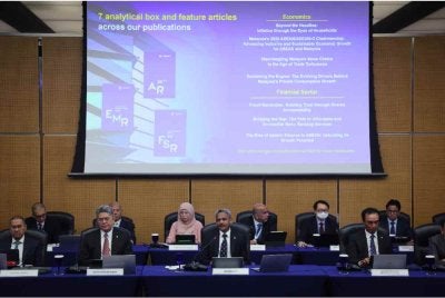 Gabenor Bank Negara Malaysia, Datuk Seri Abdul Rasheed Abdul Ghaffour (tengah) pada sidang media Laporan Tahunan Bank Negara Malaysia BNM 2025 di Sasana Kijang Kuala Lumpur pada Selasa. Foto Bernama