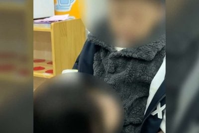Chengcheng ditinggalkan di sebuah hotel bersendirian lebih 2 minggu oleh ibunya gara-gara masalah kewangan.